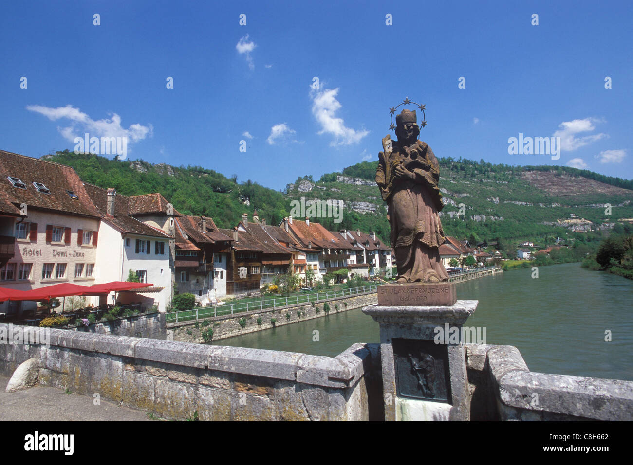 Schweiz, Europa, Jura, Saint-Ursanne, Nepomuk, Doubs, Kanton Jura, Altstadt, Sommer, Holz, Wald, Haus, Haus, Geschichte, Stockfoto