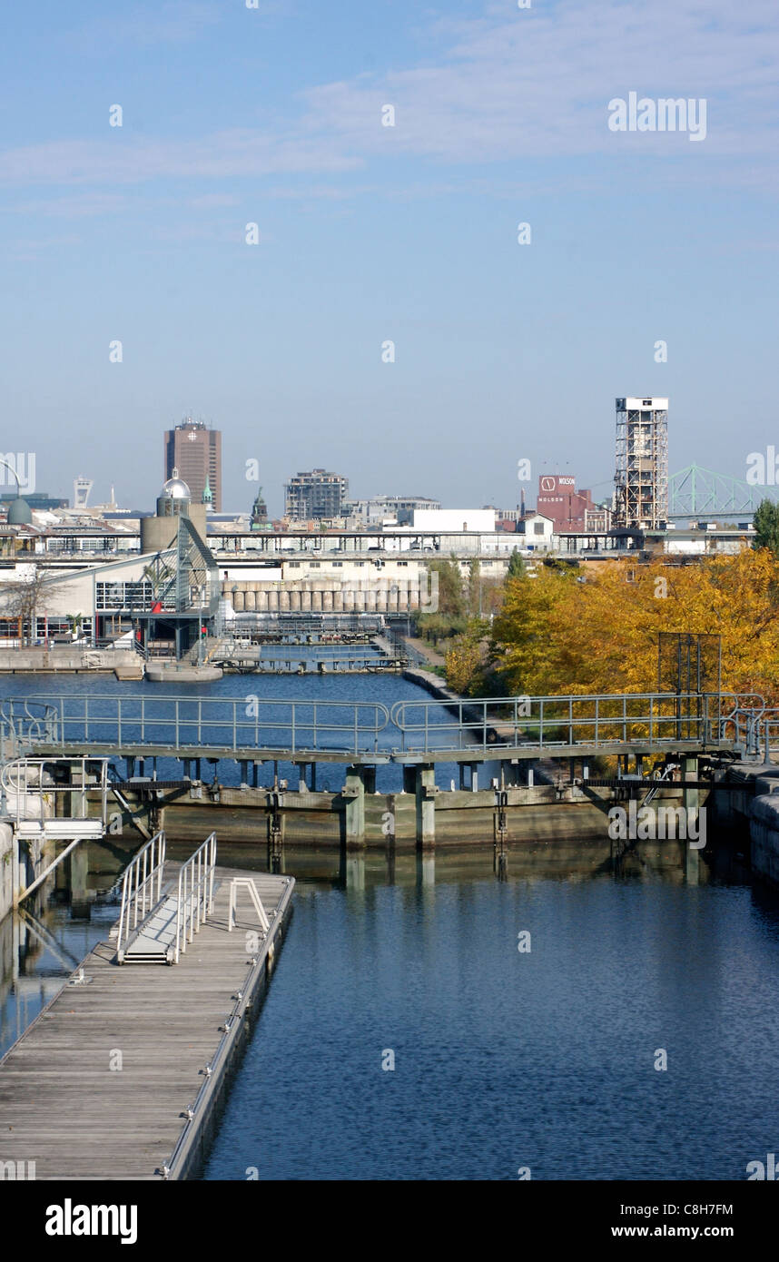 Schleusen und Kanälen entlang den alten Hafen von Montreal, mit Blick auf die Stadt im Hintergrund Stockfoto