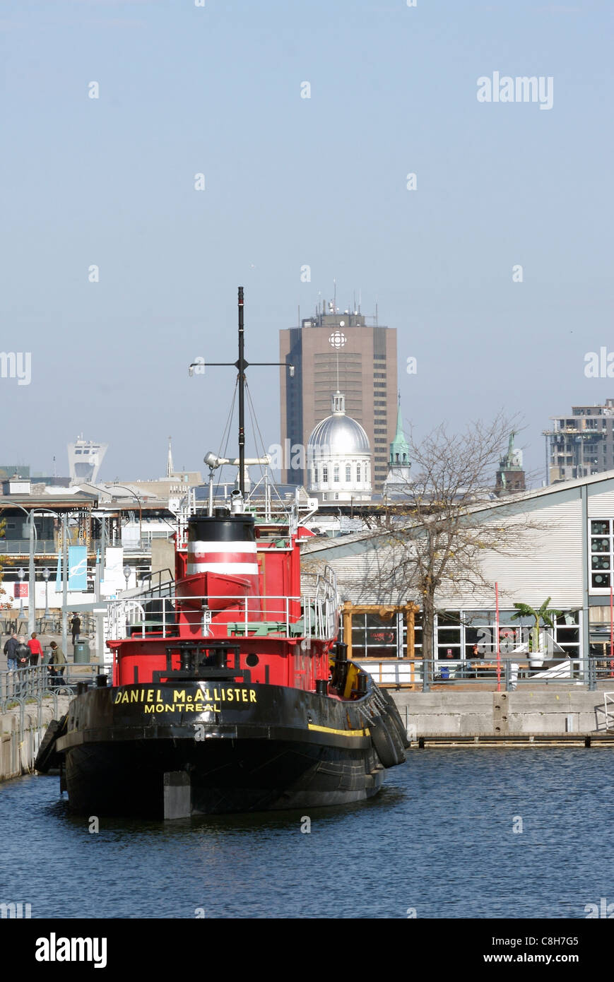 Ein Schlepper vor Anker in Montreals alten Hafen mit der Stadt im Hintergrund Stockfoto