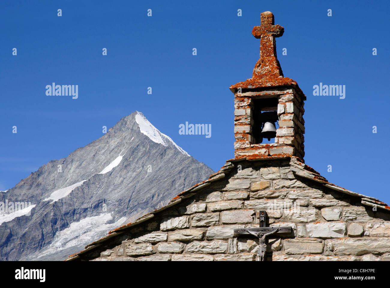 Eine kleine Kapelle hoch in der Region Wallis in den Schweizer Alpen mit dem Weisshorn über Stockfoto