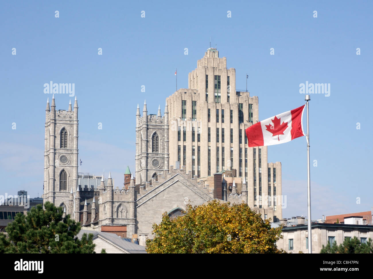 Eine kanadische Flagge mit der Old Montreal Skyline im Hintergrund Stockfoto