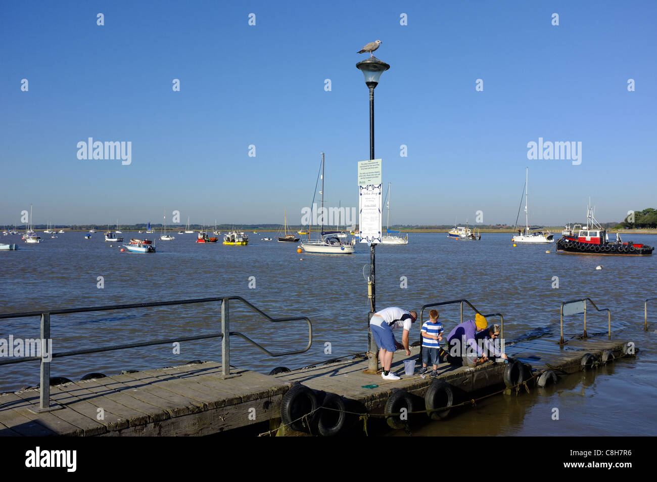 Menschen, die auf einem Ponton an Felixstowe Fähre Hundegang Stockfoto