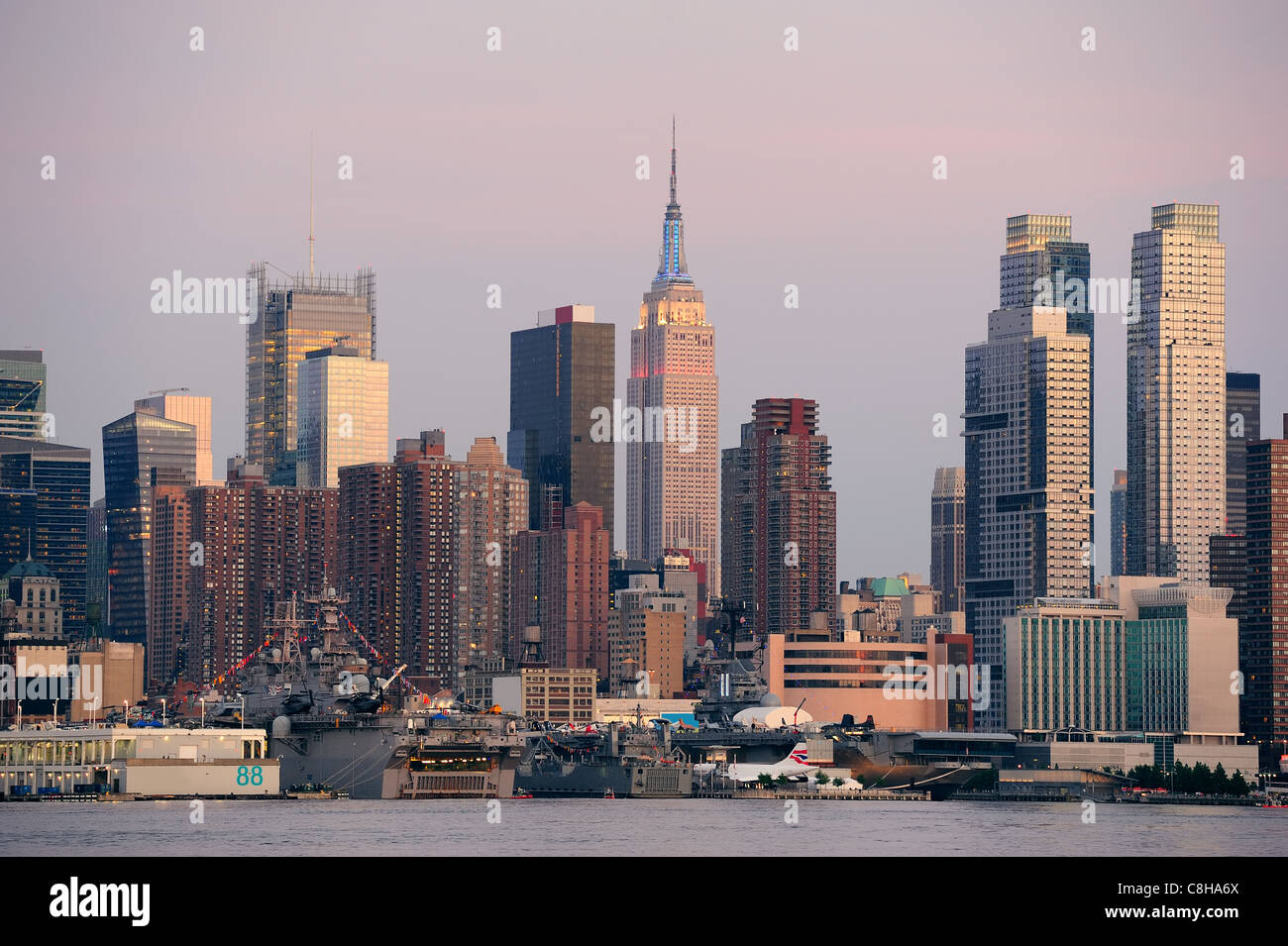 New York City Sonnenuntergang Panorama mit Skyline von Manhattan aus New Jersey betrachtet. Stockfoto