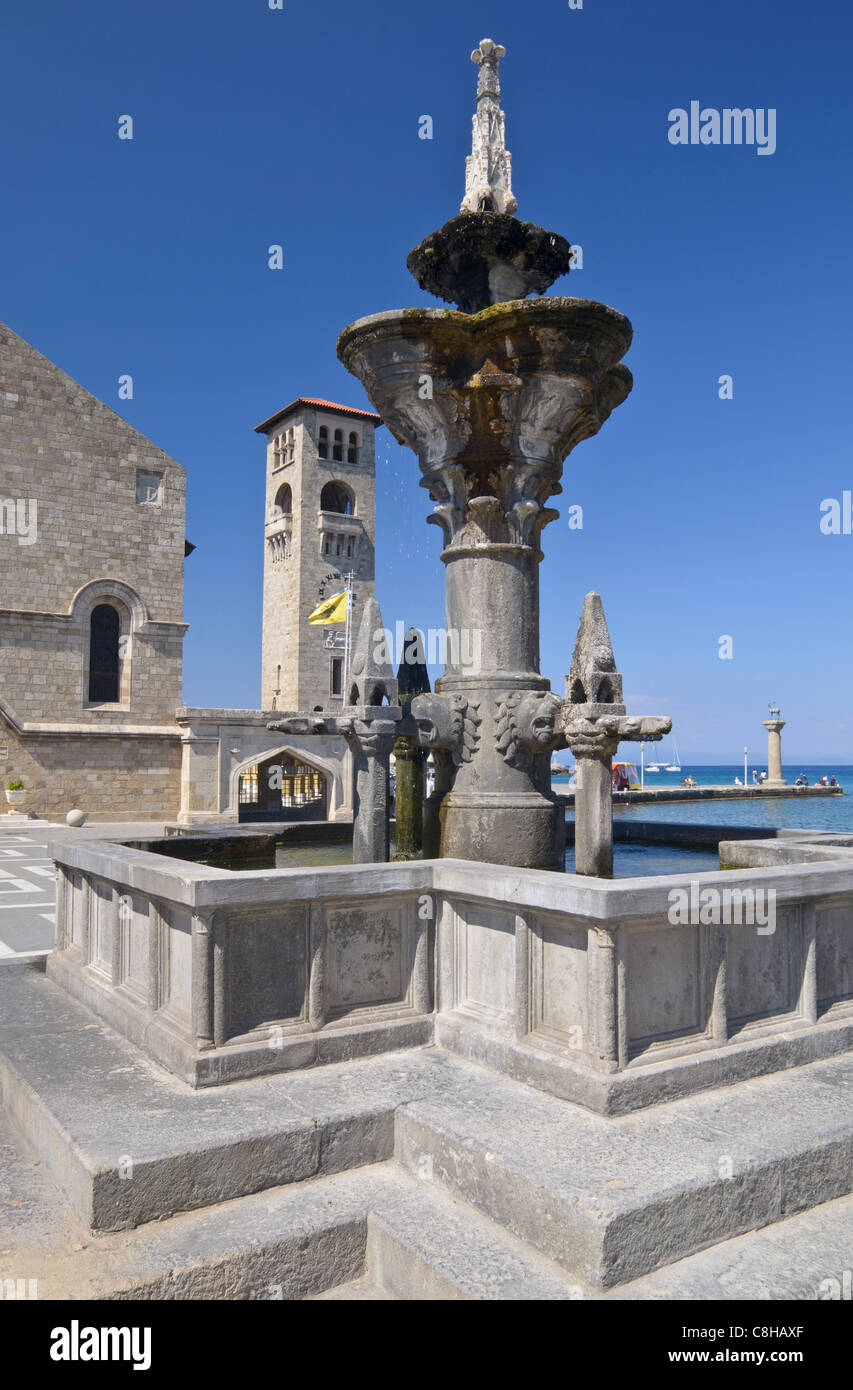 Rhodos-Wasser-Brunnen vor der Kirche Evangelismos Theotokou, Rhodos, Griechenland Stockfoto