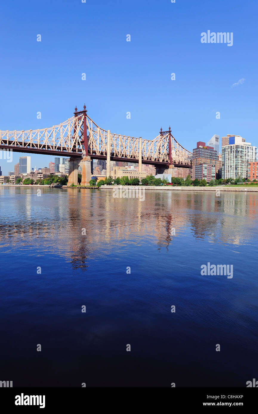 Queensborough Bridge in Midtown Manhattan mit Skyline von New York über East River Stockfoto
