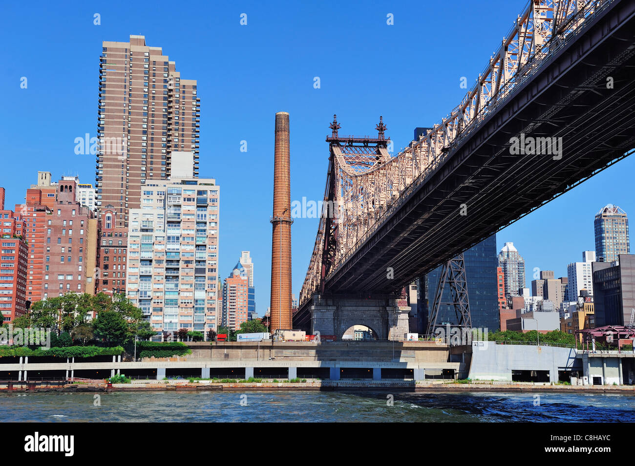 Queensborough Bridge in Midtown Manhattan mit Skyline von New York über East River Stockfoto