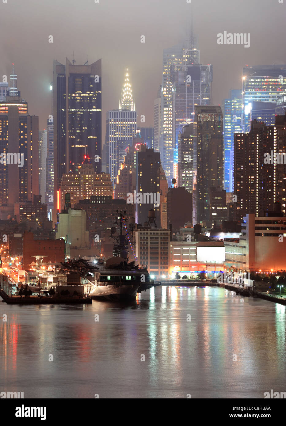New York City Manhattan Midtown Skyline bei Nacht mit Wolkenkratzern über Hudson River betrachtet von New Jersey. Stockfoto