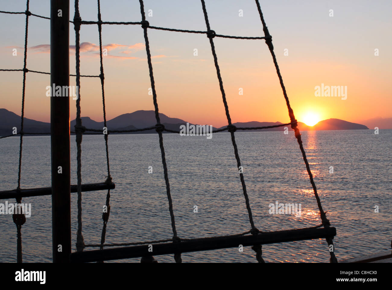 Blick auf den Sonnenaufgang durch Holzboot Takelage Stockfoto