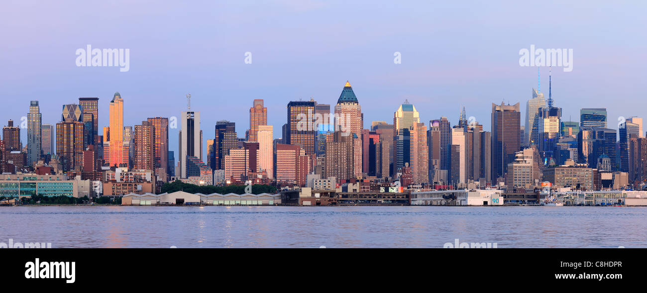 New York City Manhattan Sonnenuntergang Panorama mit historischen Wolkenkratzern über Hudson River betrachtet von New Jersey Stockfoto
