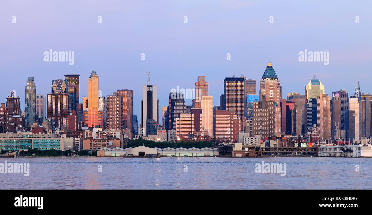 New York City Manhattan Sonnenuntergang Panorama mit historischen Wolkenkratzern über Hudson River betrachtet von New Jersey Weehawken Stockfoto