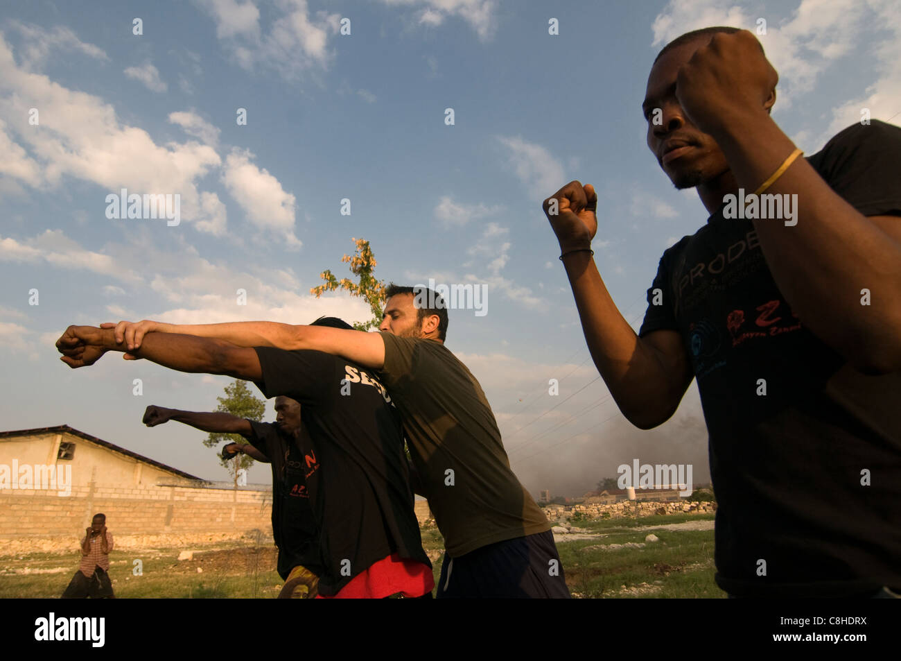 Der Leiter der Einav Levy-Delegation von Natan Humanitarian Aid unterrichtete Krav Maga ein israelisches Selbstverteidigungssystem, das für die israelische Armee entwickelt wurde, um eine Gruppe haitianischer Männer zu bilden, die als Sicherheitskräfte des provisorischen Lagers in Port-au-Prince ausgebildet wurden, das für Überlebende eines Erdbebens der Stärke 7,0 errichtet wurde, das Haiti am 12. Januar 2010 heimsuchte Stockfoto