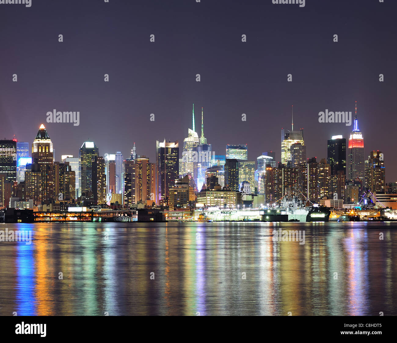 New York City Manhattan Midtown Skyline bei Nacht mit Licht-Reflexion über Hudson River betrachtet von New Jersey Weehawken Stockfoto