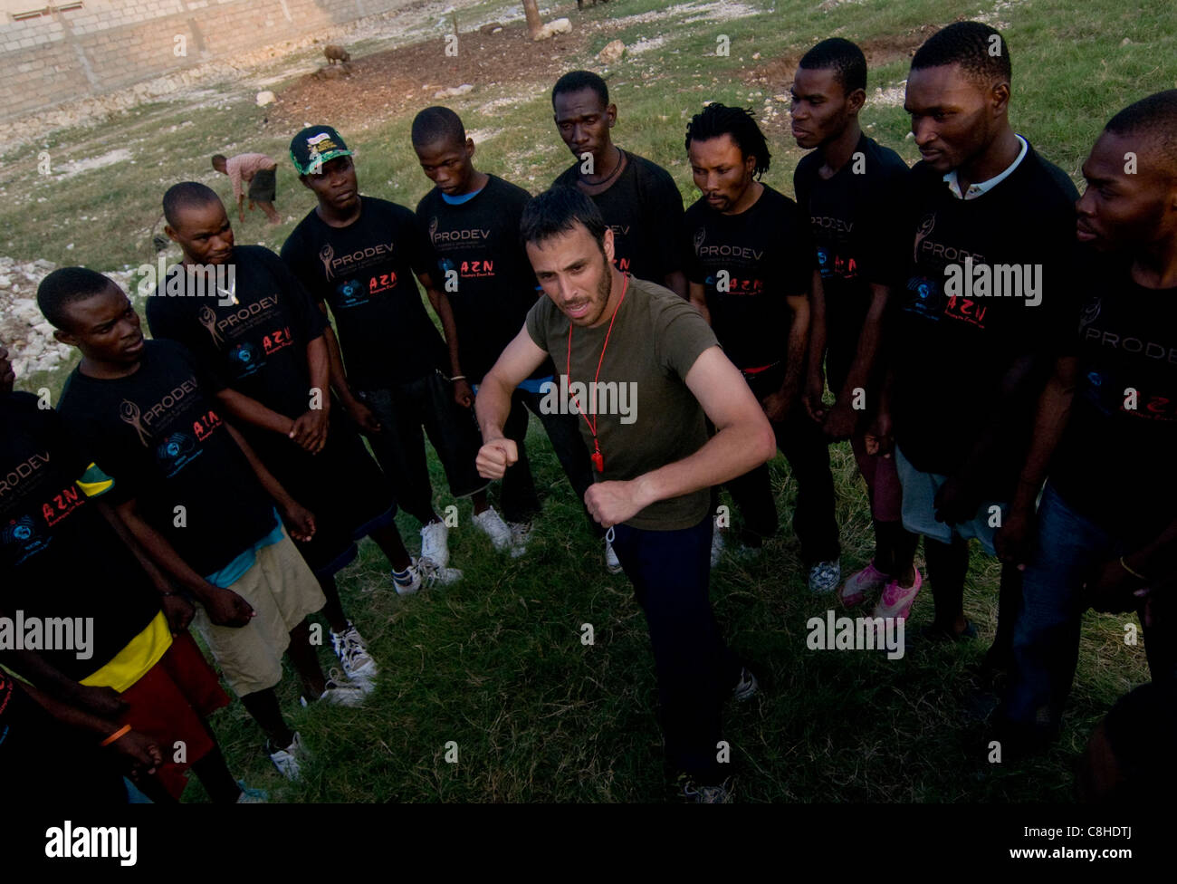 Der Leiter der Einav Levy-Delegation von Natan Humanitarian Aid unterrichtete Krav Maga ein israelisches Selbstverteidigungssystem, das für die israelische Armee entwickelt wurde, um eine Gruppe haitianischer Männer zu bilden, die als Sicherheitskräfte des provisorischen Lagers in Port-au-Prince ausgebildet wurden, das für Überlebende eines Erdbebens der Stärke 7,0 errichtet wurde, das Haiti am 12. Januar 2010 heimsuchte Stockfoto