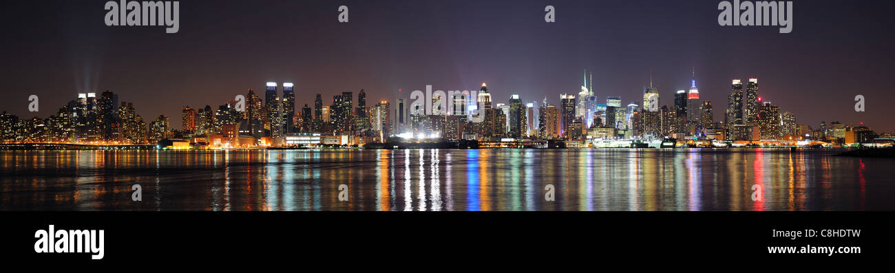 New York City Manhattan Midtown Skyline bei Nacht mit Licht-Reflexion über Hudson River betrachtet von New Jersey Weehawken Stockfoto