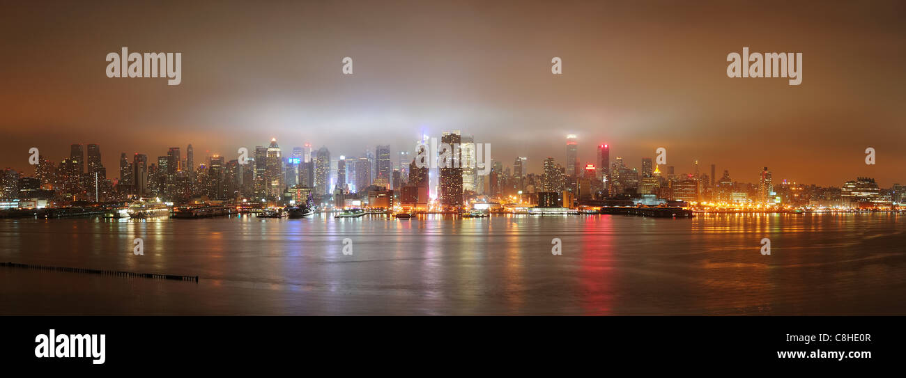 New York City Manhattan Midtown Panorama Skyline bei Nacht mit Wolkenkratzern über Hudson River betrachtet von New Jersey. Stockfoto