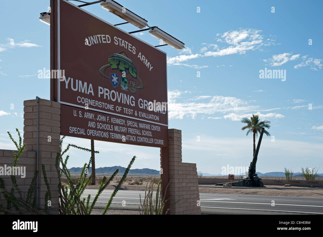 Das Schild am Haupteingang zu Yuma Proving Grounds in der Nähe von Yuma, Arizona, USA Stockfoto