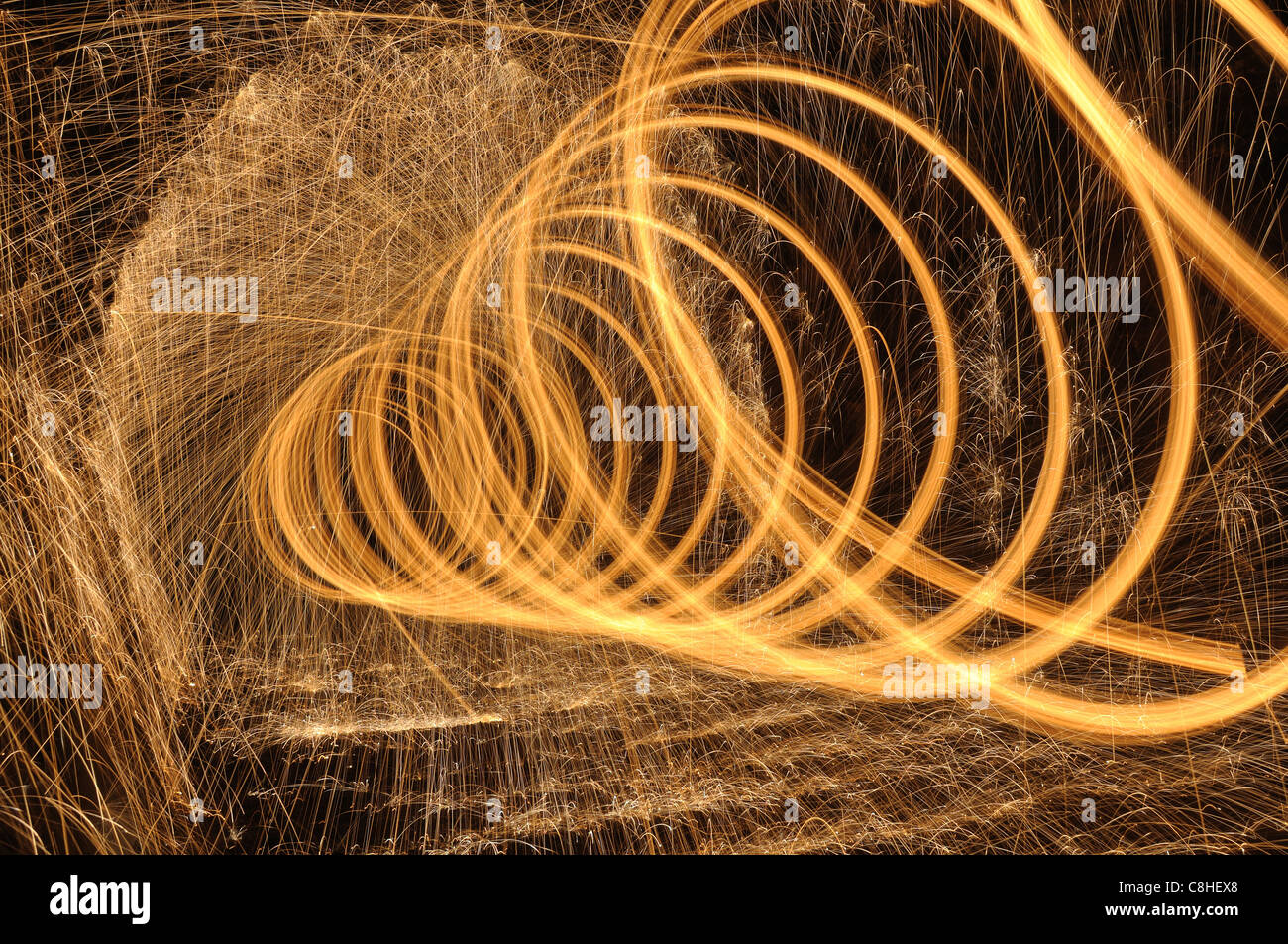 brennende Stahlspirale in einem dunklen tunnel Stockfoto