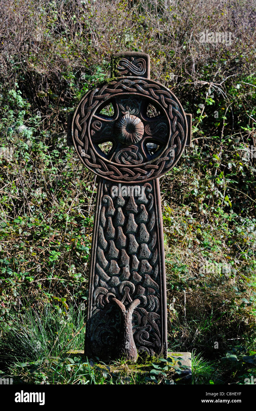 Reich verzierte Keltisches Kreuz Grabstein. Kirche des Hl. Andreas, Coniston, Nationalpark Lake District, Cumbria, England, Vereinigtes Königreich. Stockfoto