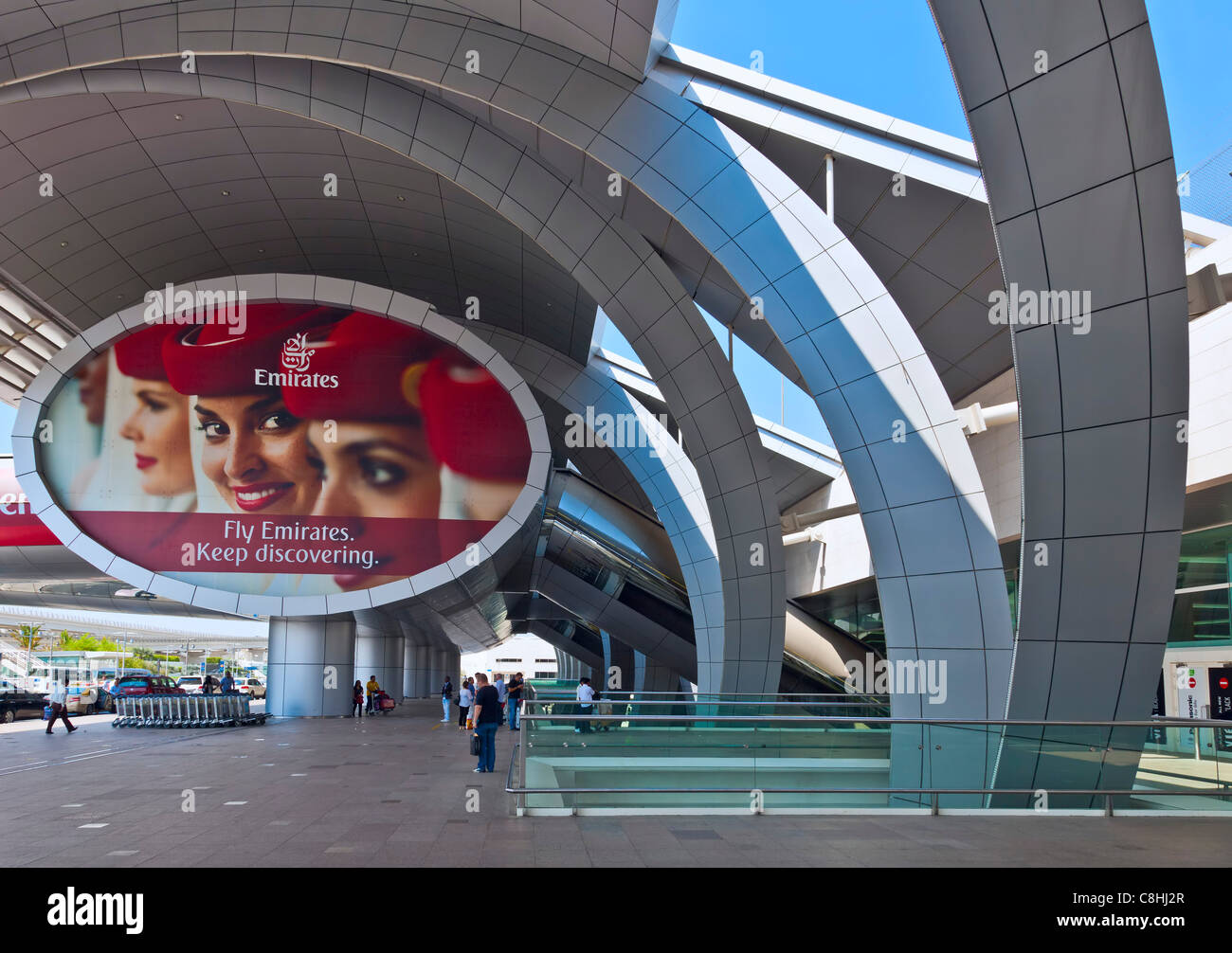 Der internationale Flughafen Dubai Außeneingang, Dubai, Vereinigte Arabische Emirate, Vereinigte Arabische Emirate, Naher Osten Stockfoto