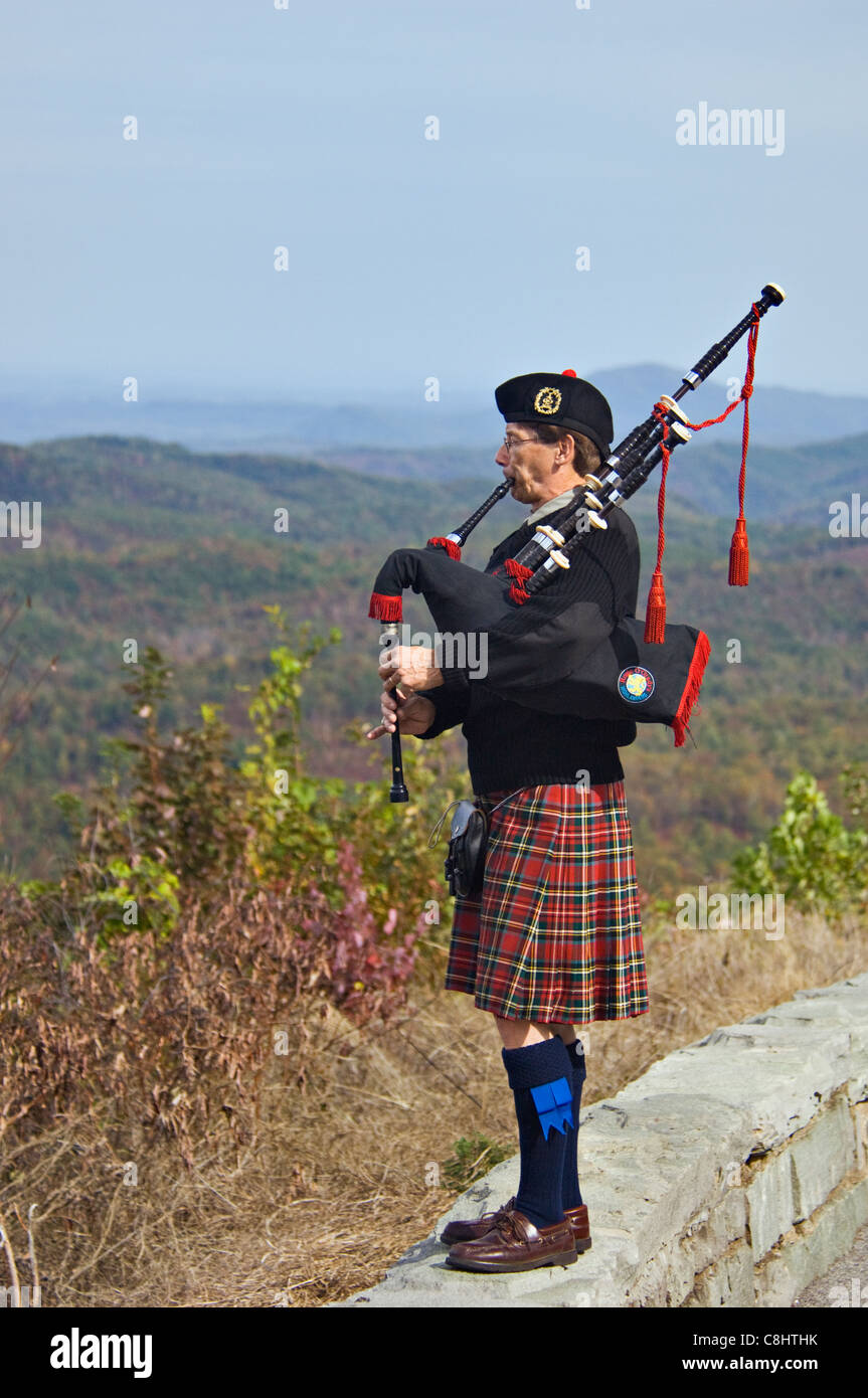 Mann spielt Dudelsack am Aussichtspunkt auf dem Cherohala Skyway in Monroe County in Tennessee Stockfoto