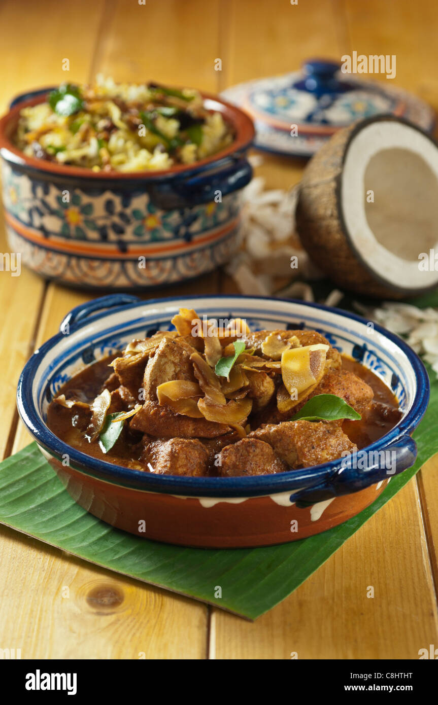 Chicken Xacuti mit Kokosreis. Westindien Essen Stockfoto