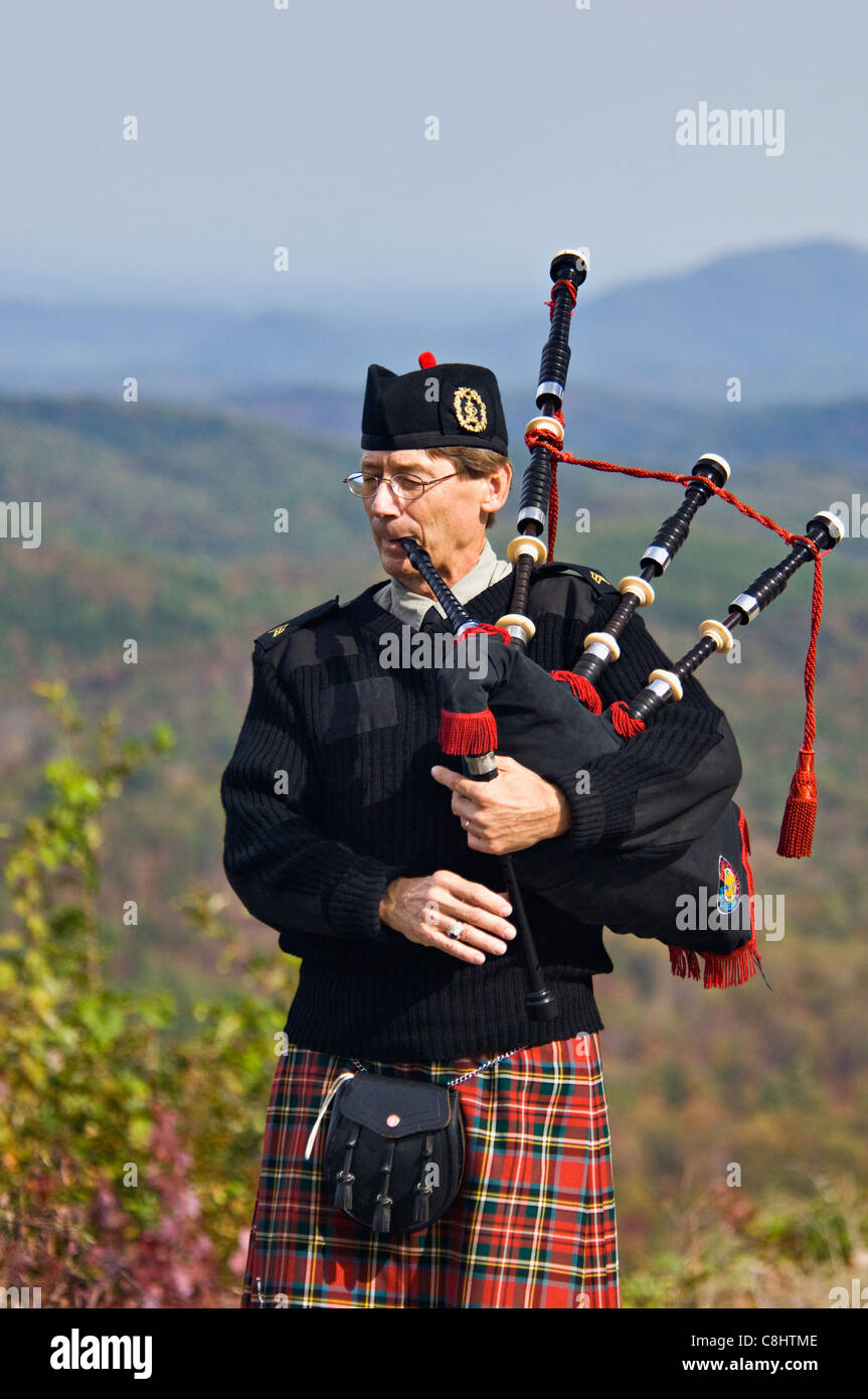 Mann spielt Dudelsack am Aussichtspunkt auf dem Cherohala Skyway in Monroe County in Tennessee Stockfoto