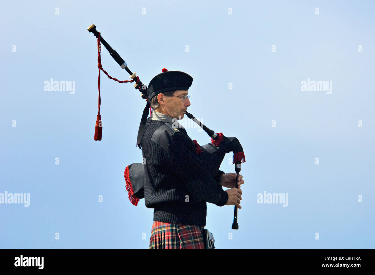 Mann spielt Dudelsack am Aussichtspunkt auf dem Cherohala Skyway in Monroe County in Tennessee Stockfoto