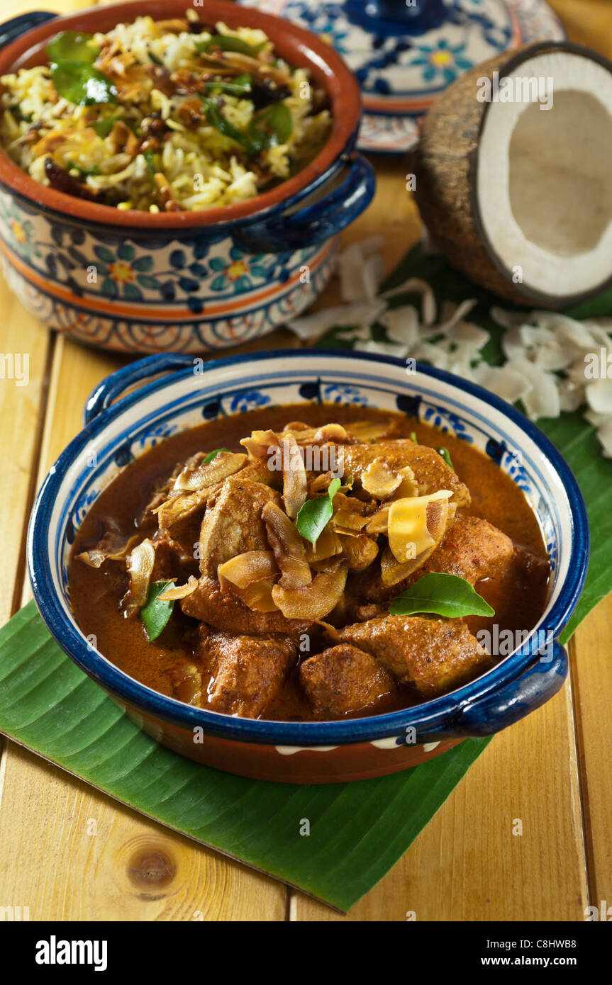 Chicken Xacuti mit Kokosreis. Westindien Essen Stockfoto