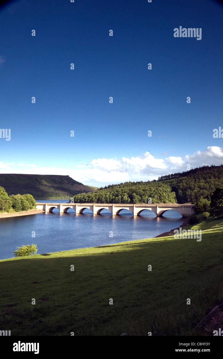auf der Brücke über den Stausee in Derbyshire England Ashopton Stockfoto
