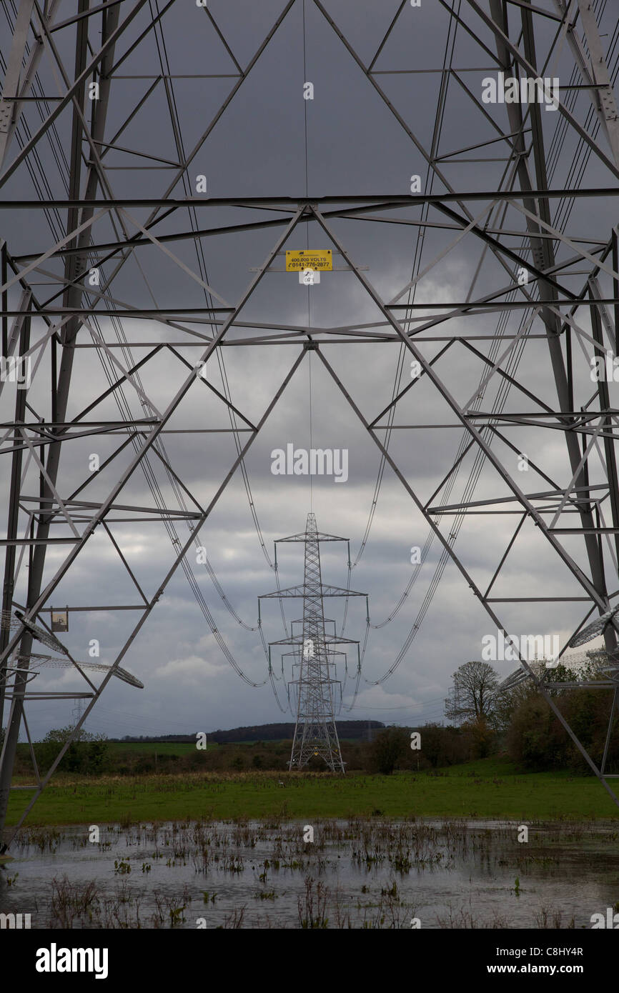 STROMMASTEN AN EINEM STÜRMISCHEN TAG Stockfoto