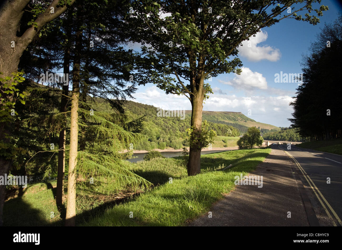 zu Fuß durch die Ladybower Stockfoto