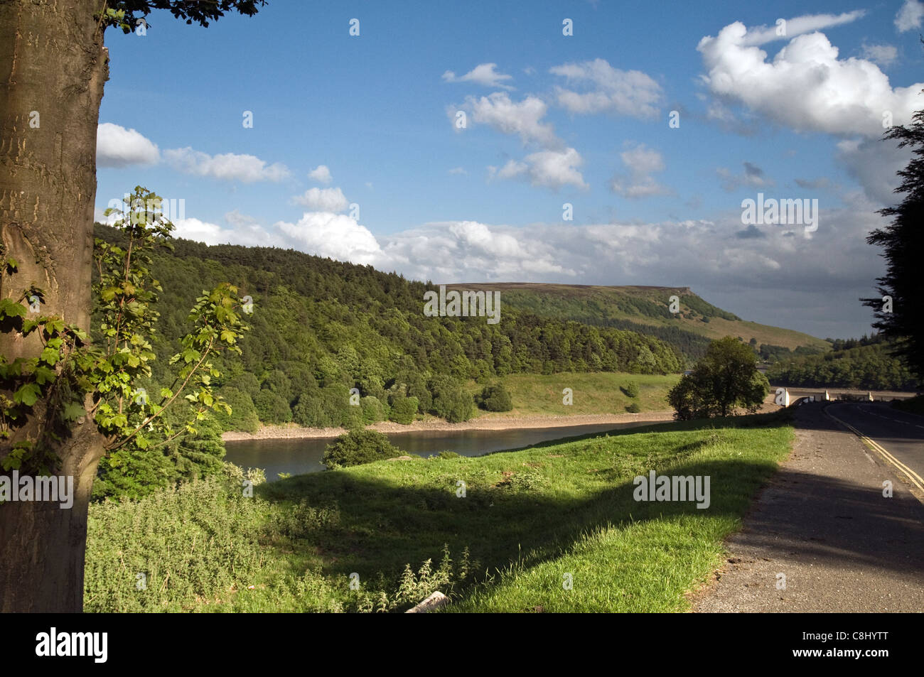 entlang der Ladybower Vorratsbehälter Stockfoto