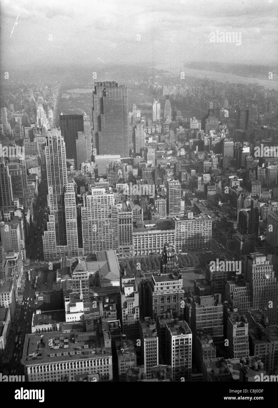New York City von Empire State Building im August Stadtbild 1948 Schwarz-Weiß-Ansicht Stadtgebiet 1940 Nachkriegszeit manhattan Architektur Amerika gesehen Stockfoto