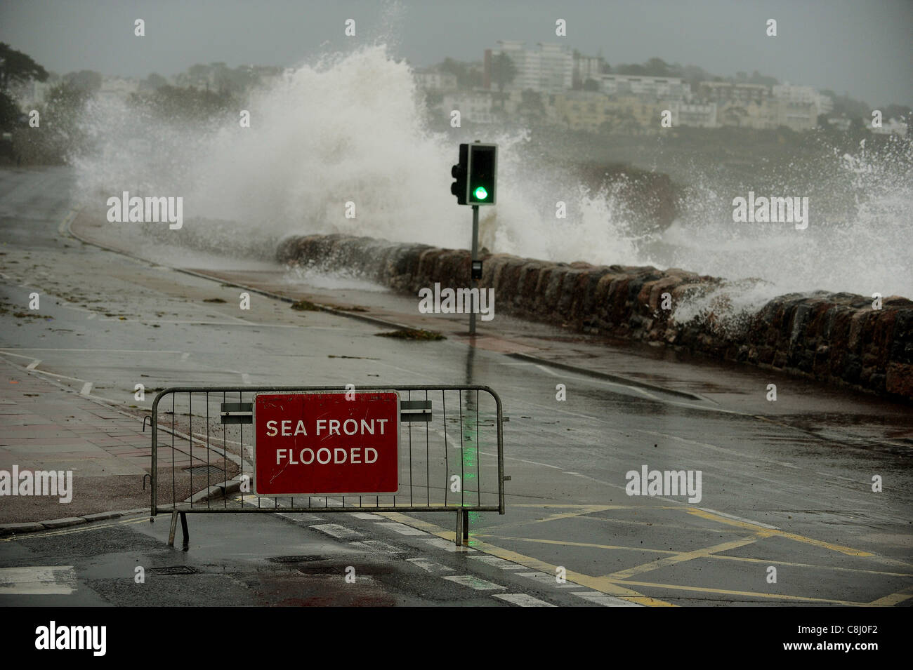 Torquay Meer ist wegen Überschwemmungen durch riesige Wellen geschlossen. Stockfoto