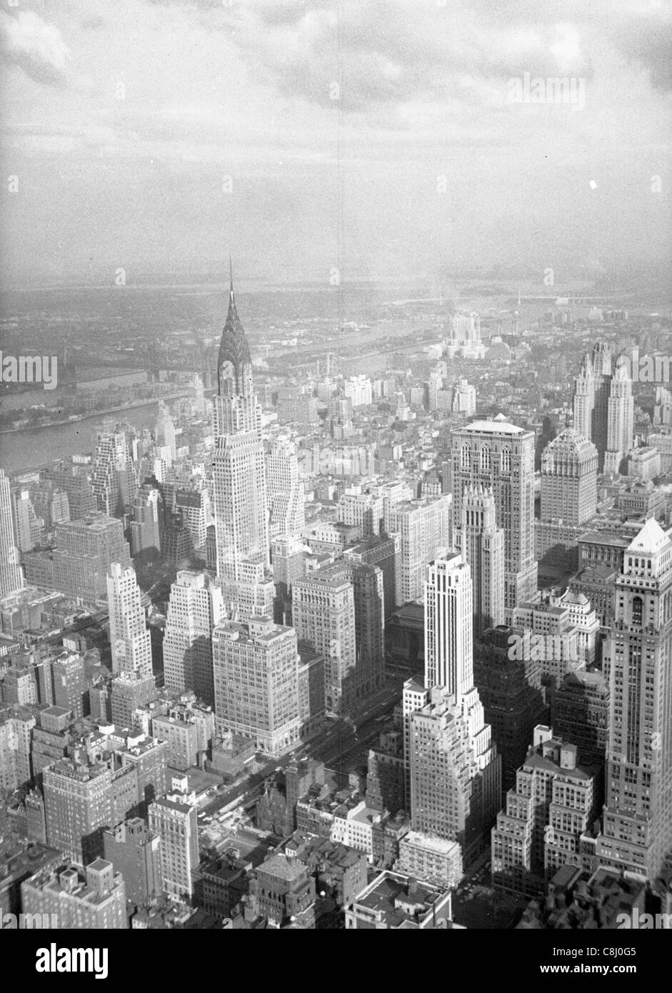 New York City von Empire State Building im August Stadtbild 1948 Schwarz-Weiß-Ansicht Stadtgebiet 1940 Nachkriegszeit manhattan Architektur Amerika gesehen Stockfoto