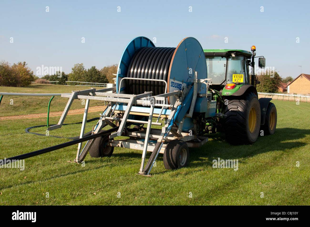 Traktor, Antrieb Briggs automatisches Bewässerungssystem auf Warwick Racecourse, UK Stockfoto