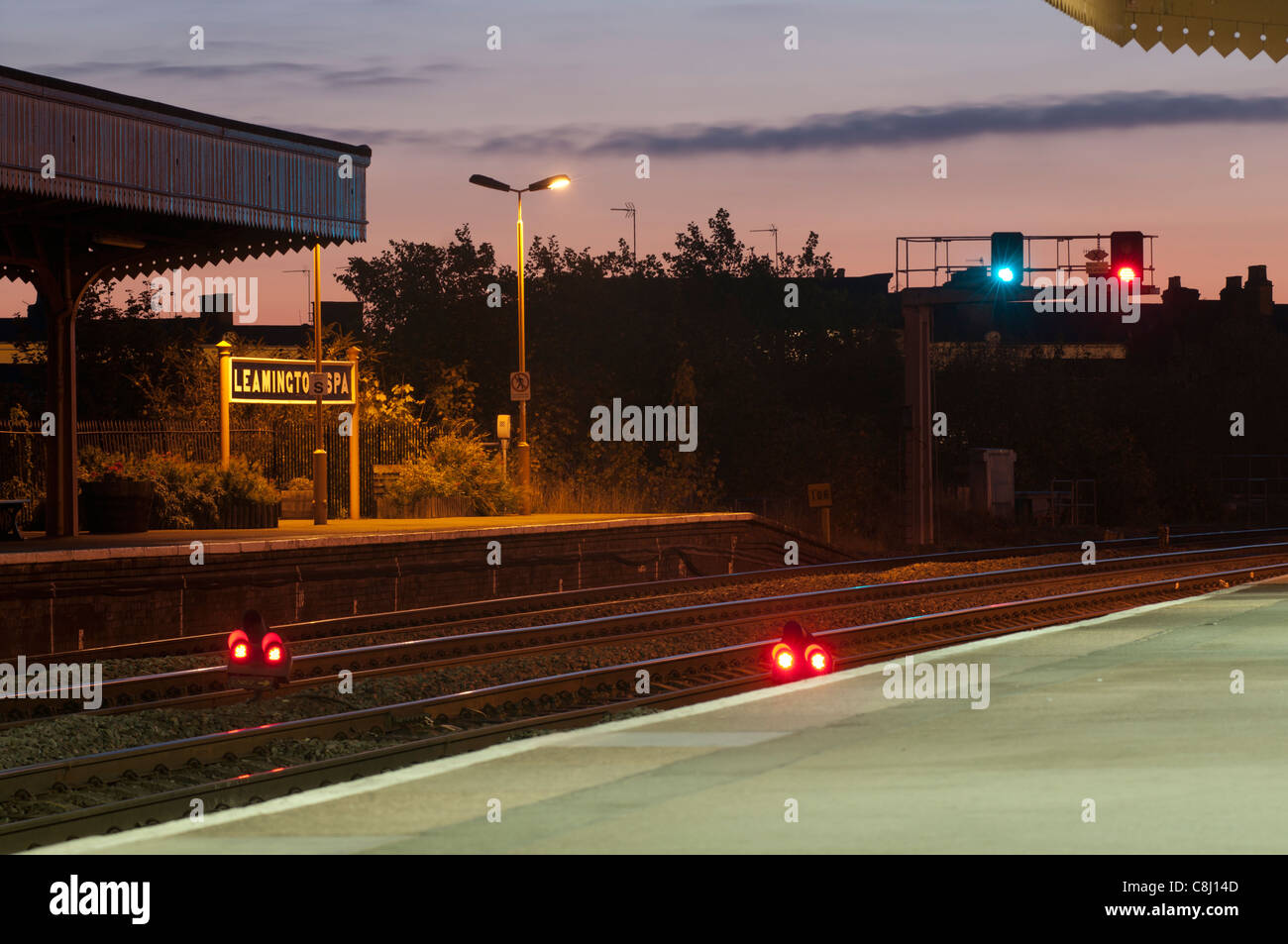 Leamington Spa Bahnhof im Morgengrauen Stockfoto