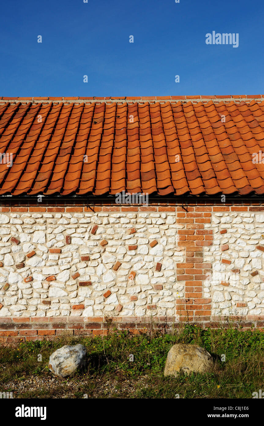 Kreide Gebäude aus Stein mit Flachdachziegel Dach, Burnham Overy Staithe, Norfolk, England, UK Stockfoto