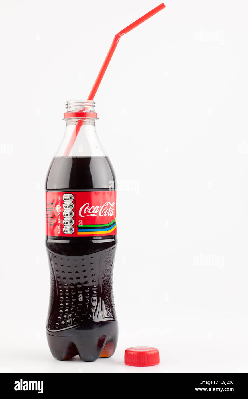 Voll geöffnet Kunststoff-Flasche Coca Cola mit einem roten Stroh und top Stockfoto