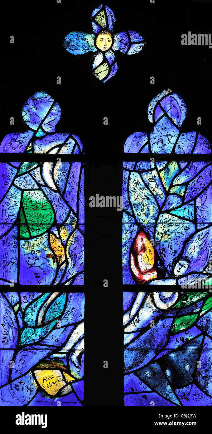 Tod und neues Leben (vierte von fünf Windows Darstellung der menschlichen Erfahrung) von Marc Chagall, Kirche von Tudeley, Kent, England Stockfoto