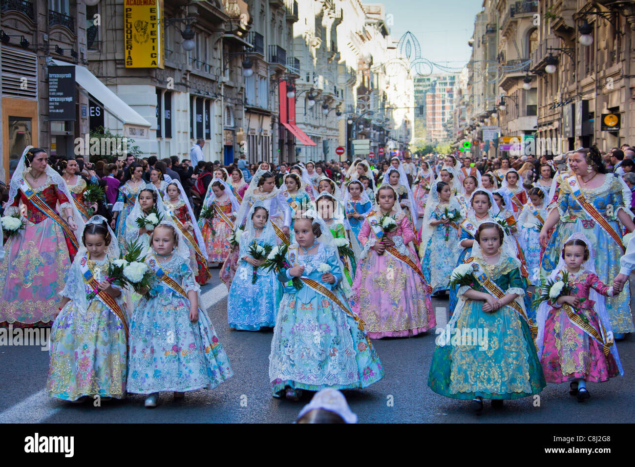 Europa, Spanien, Valencia, Menschen, traditionelle, Kostüme, Blume anbieten, Desemparados, Jungfrau, San Jose, Festlichkeiten, parade Stockfoto