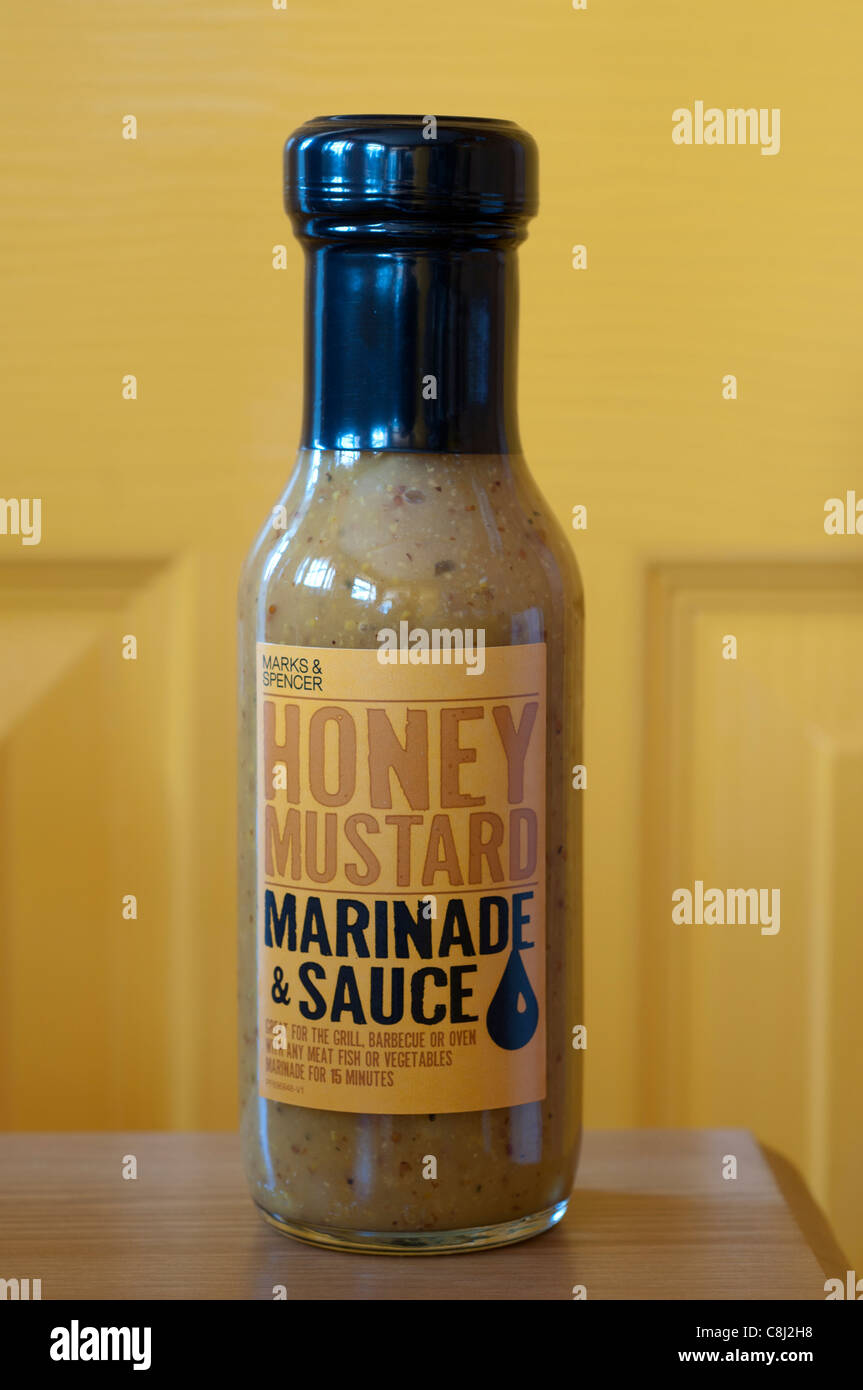 Marks &amp; Spencer Honig Senf Marinade und Sauce Stockfoto