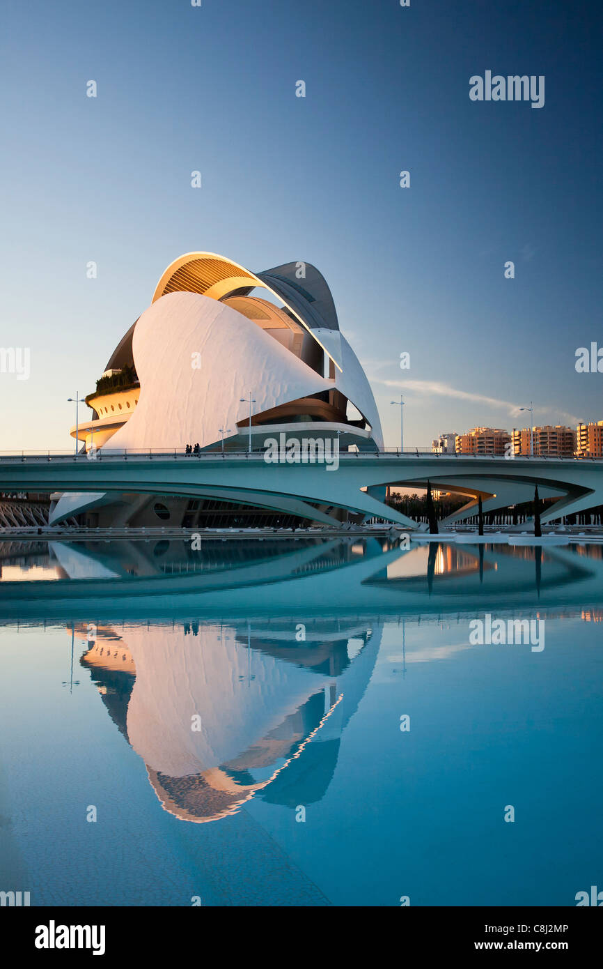 Spanien, Europa, Valencia, Stadt der Künste und Wissenschaften, Calatrava, Architektur, modern, Palast der Künste, Wasser Stockfoto