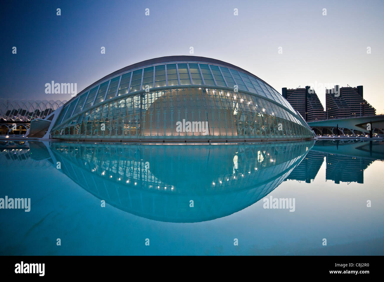 Spanien, Europa, Valencia, Stadt der Künste und Wissenschaften, Calatrava, Architektur, Modern, Hemisferic, Abend, Wasser Stockfoto