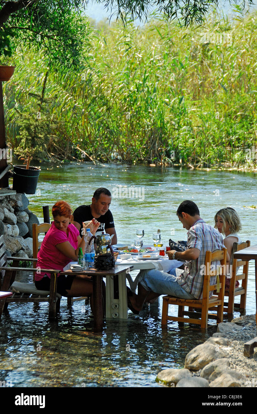 AKYAKA, TÜRKEI. Eine türkische Familie Essen in einem Restaurant von (oder, genauer gesagt in) Flusses Azmak. 2011. Stockfoto
