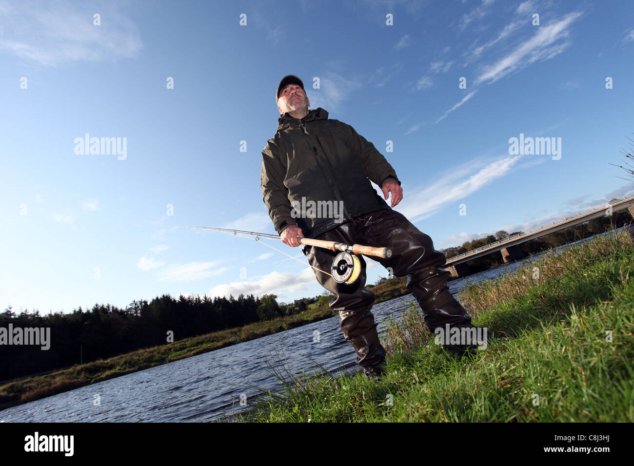 Fliegen Sie Fischer Angeln auf Lachs auf die Welt berühmte Fluss Dee in Aberdeenshire, Schottland Stockfoto