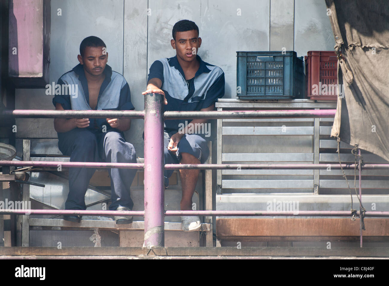 Nahaufnahme von zwei Crew-Mitglieder von Nil-Kreuzfahrt-Schiff sitzen in der rauchigen Dämpfe in das Heck des Schiffes Stockfoto