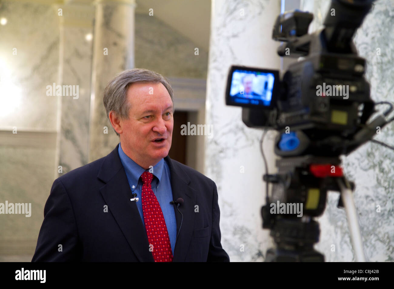 US-Senator Mike Crapo im Gespräch mit den Medien innerhalb der Idaho State Capitol Gebäude in Boise, Idaho, USA. Stockfoto