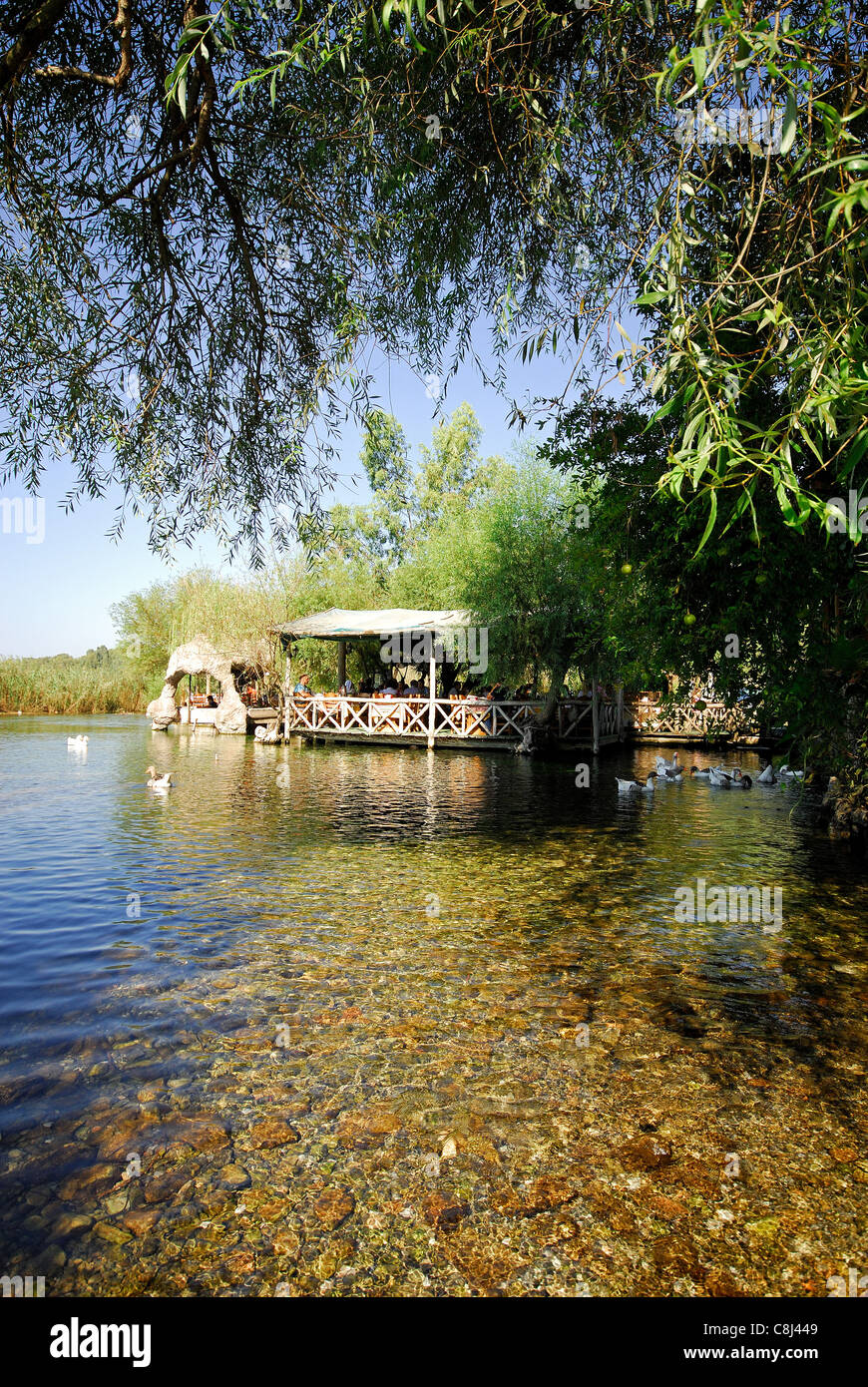 AKYAKA, TÜRKEI. Ein rustikales Fischrestaurant am Ufer des Flusses Azmak. 2011. Stockfoto