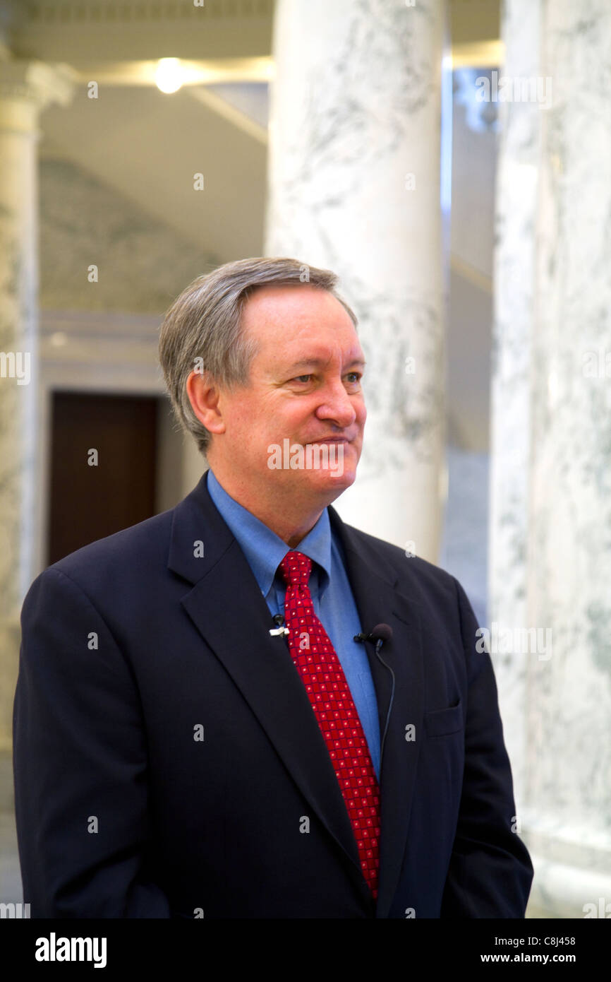 US-Senator Mike Crapo im Gespräch mit den Medien innerhalb der Idaho State Capitol Gebäude in Boise, Idaho, USA. Stockfoto